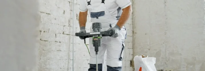 Person mischt Putz in Eimer